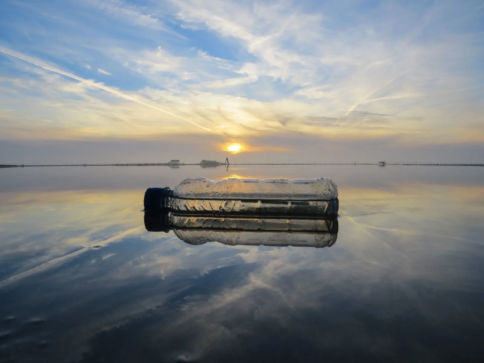Plastikflasche im Meer
