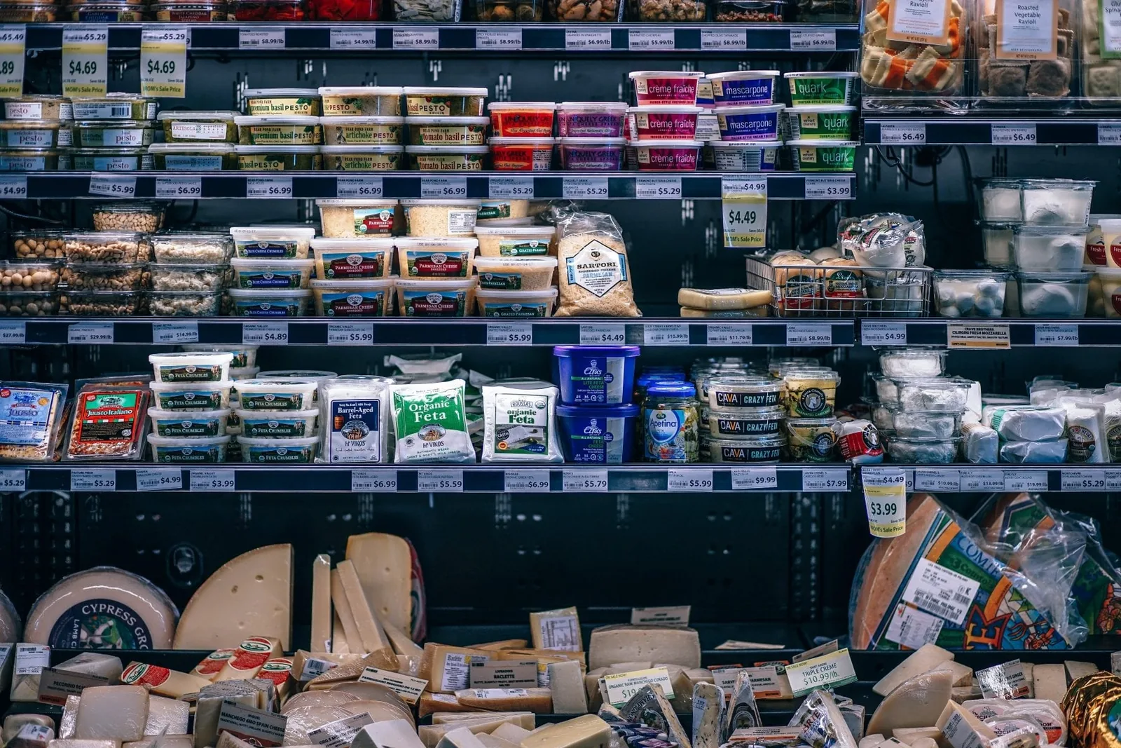Supermarktregal mit Produkten in Plastik verpackt