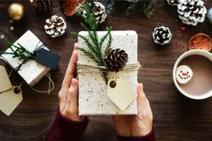Present with plastic-free wrapping, a tip for a plastic-free Christmas