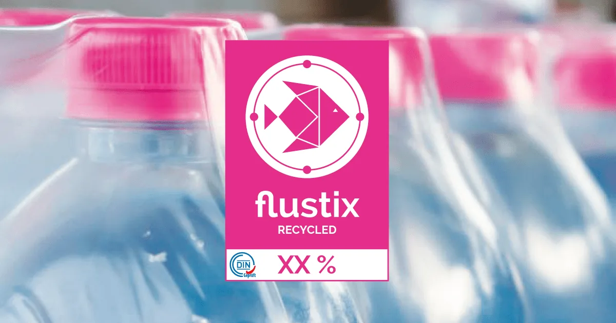 Flustix Recycled Logo auf Plastikflaschen