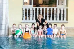 Franziska van Almsick and children at the swimming pool