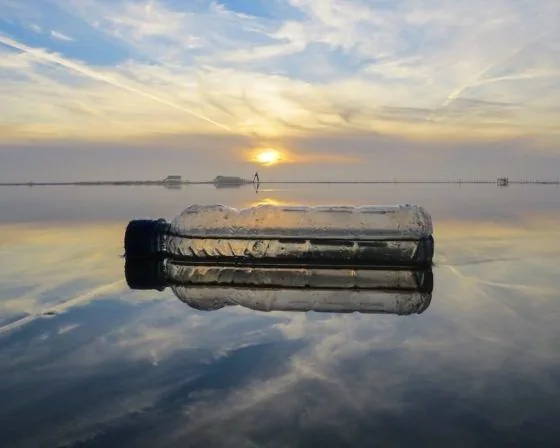 Plastikflasche schwimmt im Meer