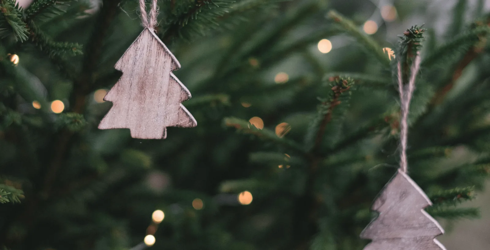 Weihnachtsbaum und Weihnachtsschmuck. Schriftzug: 5Rs der Nachhaltigkeit: Rethink, refuse, reduce, recycle, reuse, recycle
