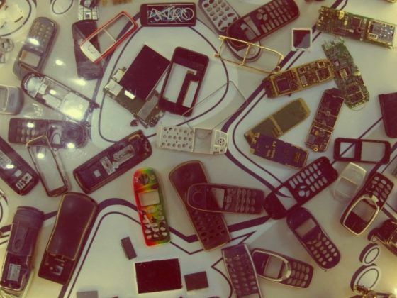 Bild mit alten Handys aus Plastik als Symbol für die Industrie von Konsumgüter, Plastikflutn