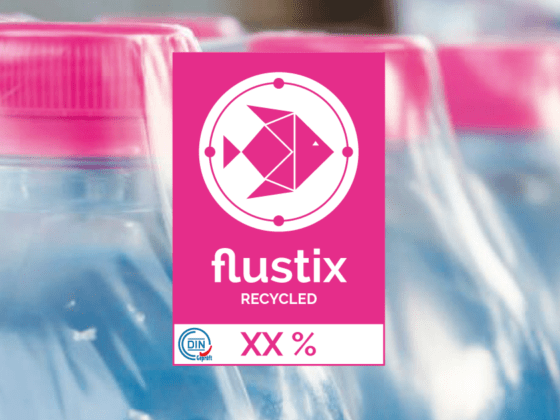 Flustix Recycled Logo auf Plastikflaschen